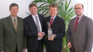 Von links: Geschäftsführer Leo Sprich, Bürgermeister Konstantin Braun, Bürgermeister Albin Ragg, Geschäftsführer der Forstkammer Jerg Hilt